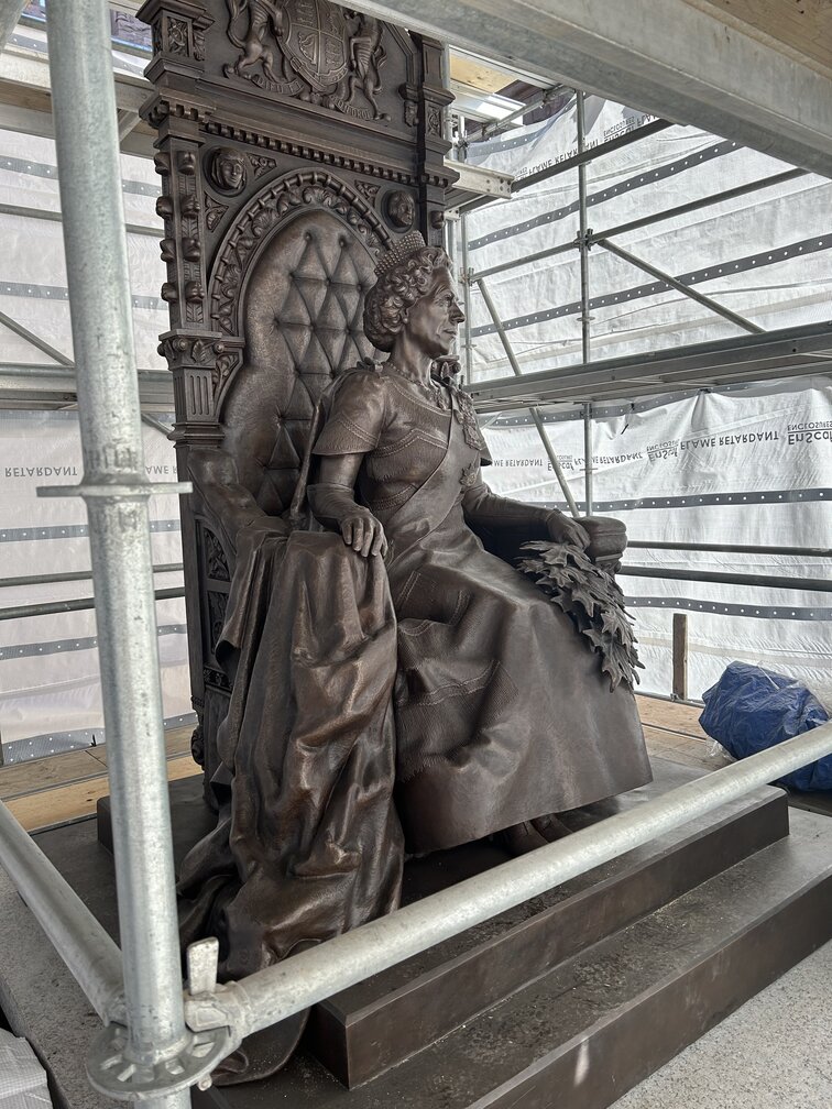 queen elizabeth statue in bronze